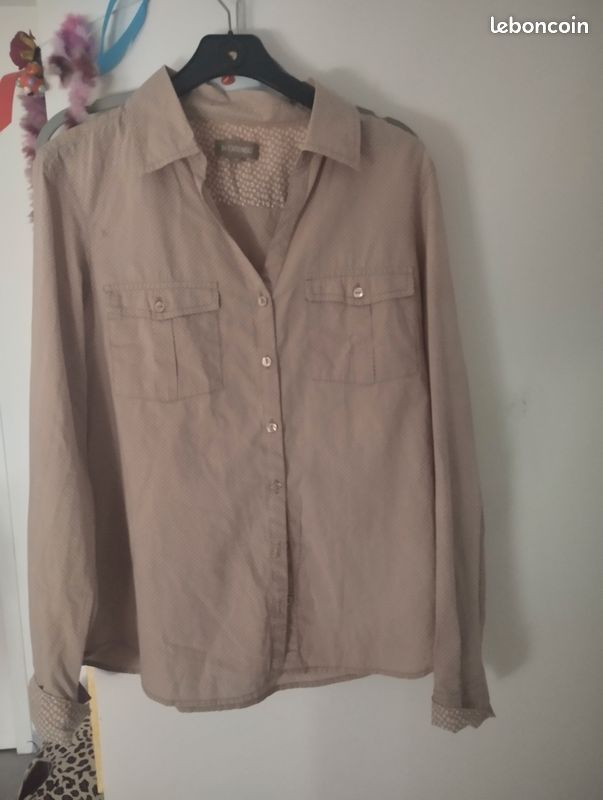 Duo de chemises sur cintre neuve une a marron poid blanc et l'autre blanche (image 4)