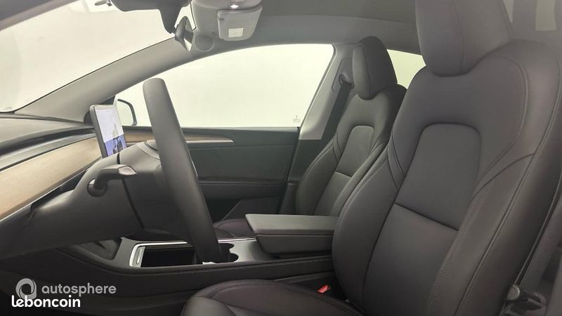 Tesla Model Y Standard RWD (image 12)