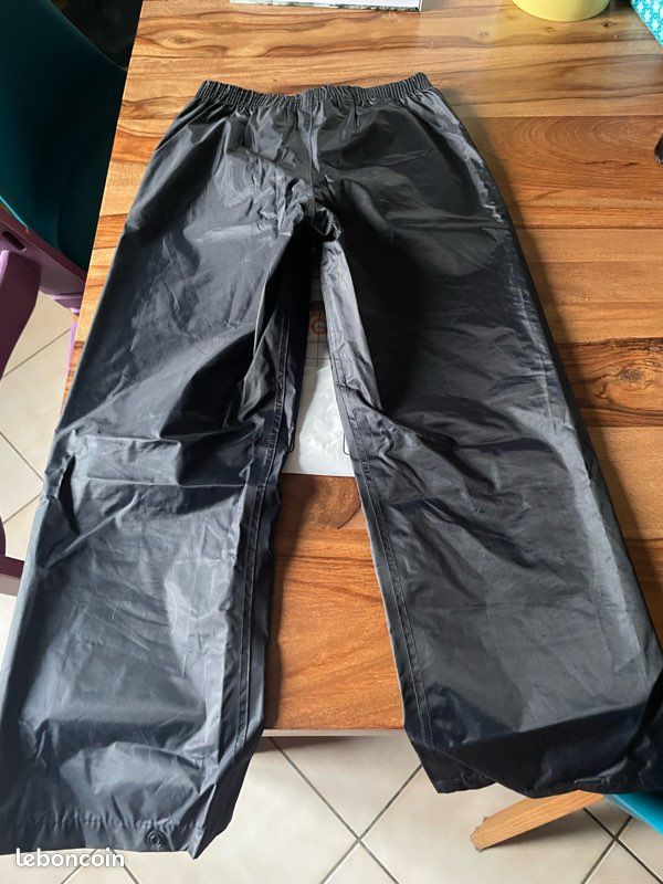 Sur pantalon de pluie 10 ans neuf Vêtements
