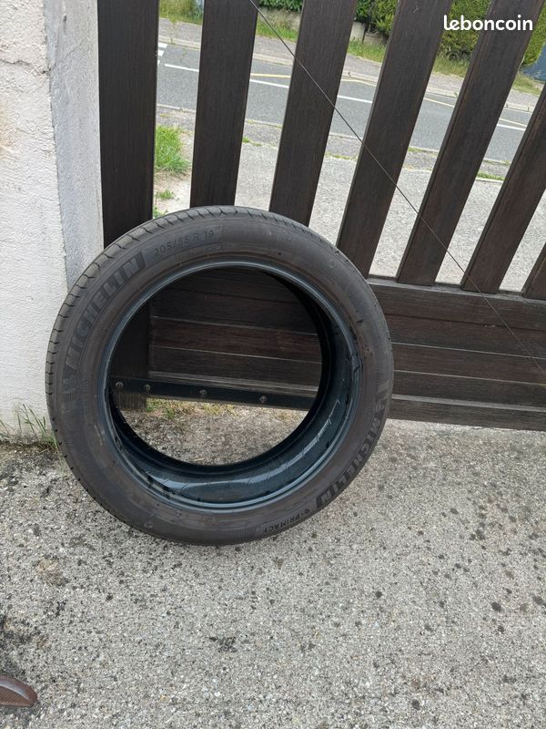 Pneu Michelin 205 55 R19 - Équipement auto