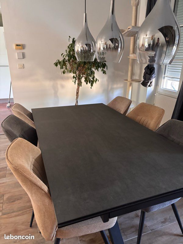 Table et chaises (image 1)