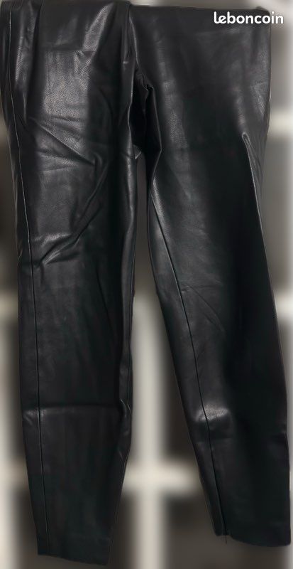 Pantalon noir effet cuir – Détail zip cheville (image 1)