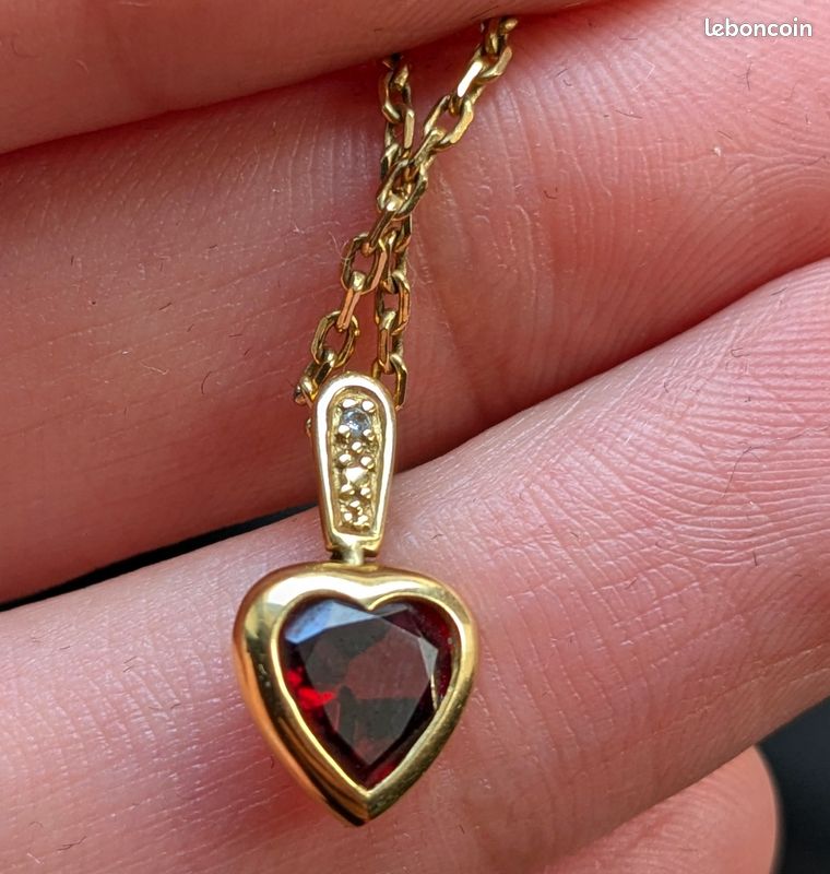 Pendentif coeur en or avec un rubis et petit diamant Montres