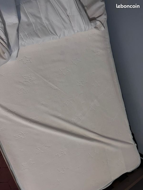 Lit enfant IKEA en bois massif 90 × 200 cm avec sommier, barrière et matelas – Très bon état (image 2)