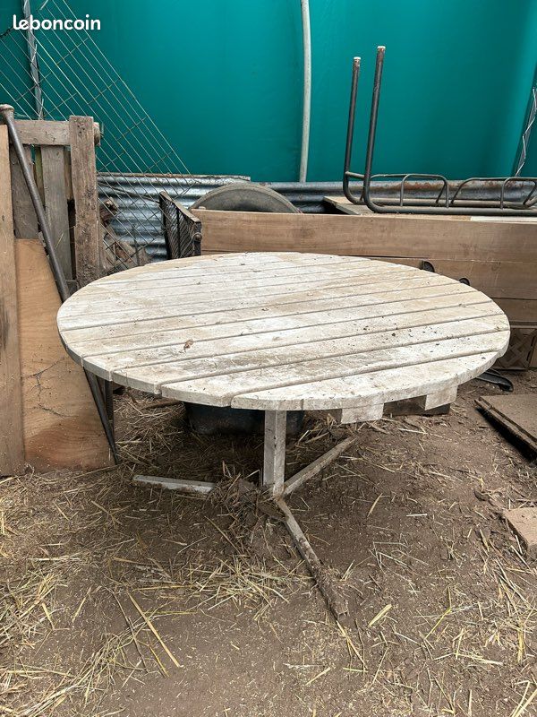 Table ronde extérieur (image 1)
