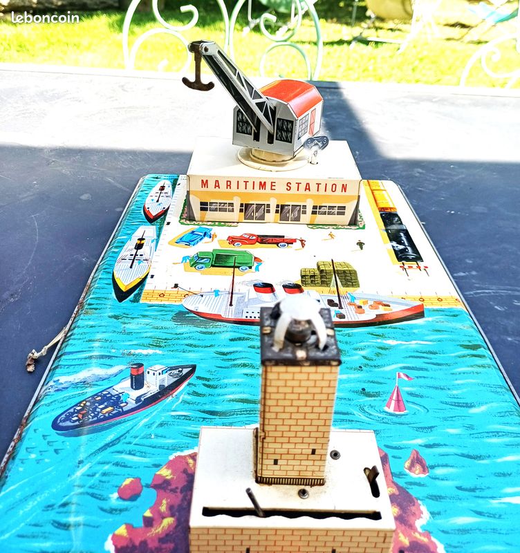 Jouet mécanique en tôle : station maritime Joustra