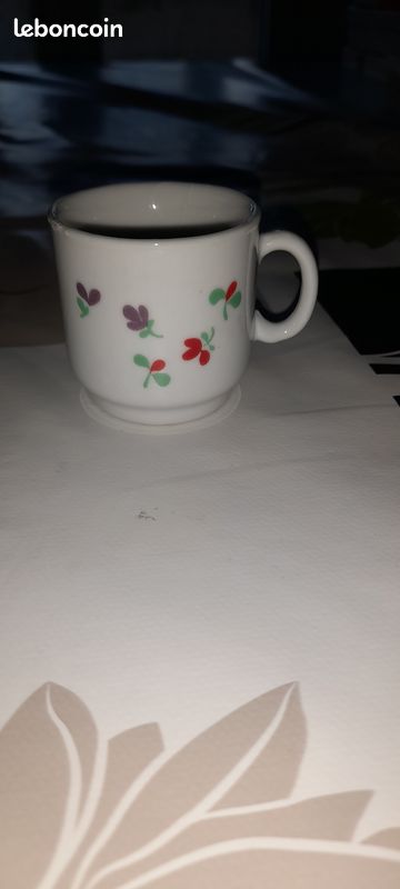Petite tasse à anse en céramique ou Porcelaine avec dessins (image 1)