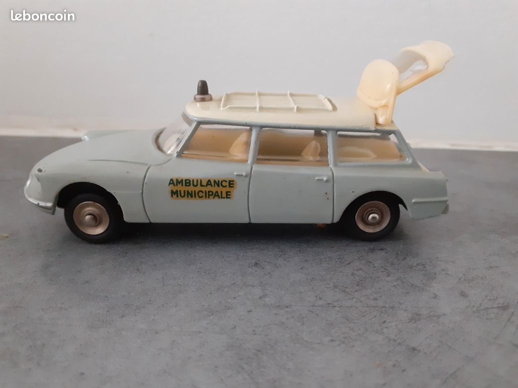 DINKY TOYS : Citroën Break ID 19 ambulance, réf. 556, échelle 1/43ème