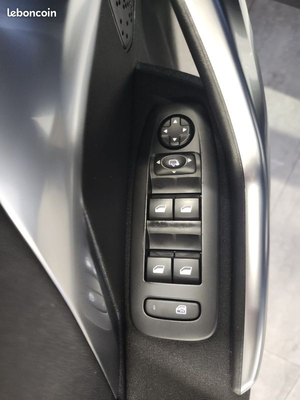 Peugeot 2008 1.6 HDI 120 BV6 - Crossway (image 18)