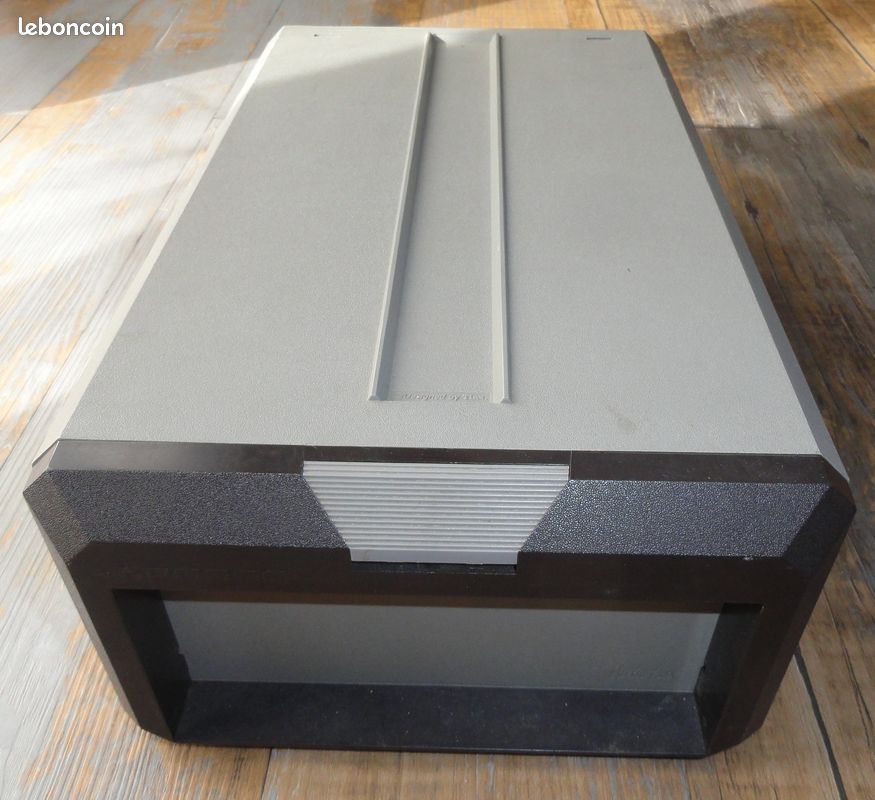 Lecteur de disquette et disquettes sur table en bois | Photo Premium