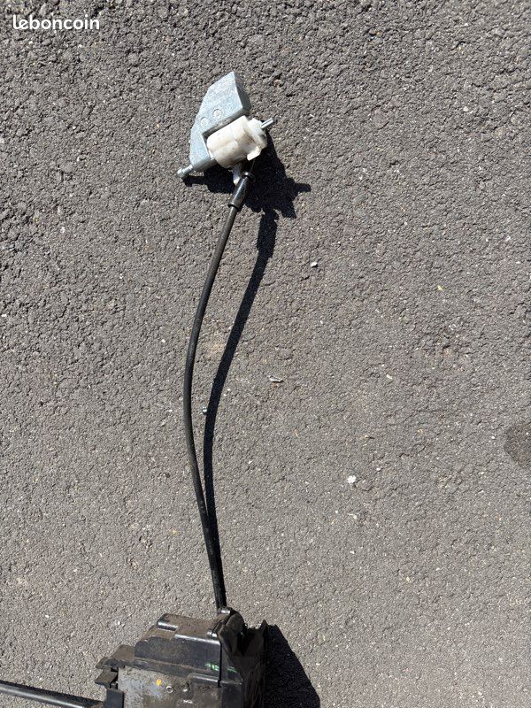 Serrure porte arrière clio 3 (image 2)