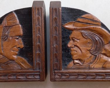 Serre-livres Anciens En Bois Sculpté - Couple Breton, Fait Main, Signés