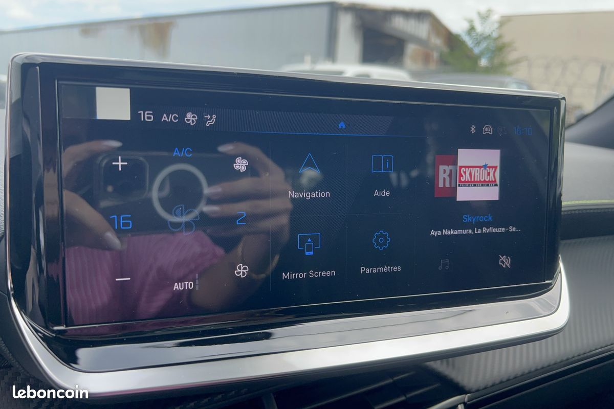 PEUGEOT 2008 Hybrid 145 e-DCS6 GT (image 18)