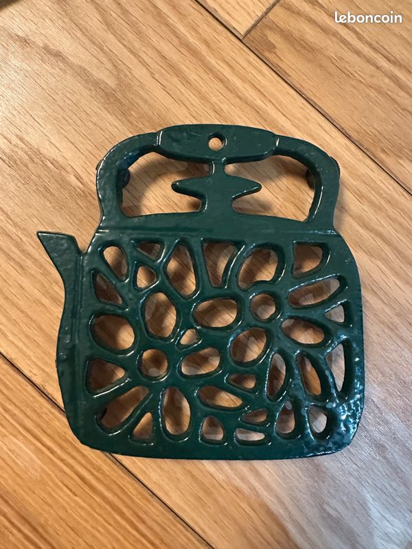 Dessous de plat en forme de théière verte avec anneau en métal à suspendre et pieds en caoutchouc par ODI - France
