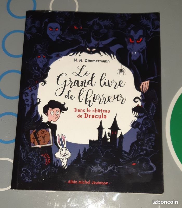 Livre le grand livre de l'horreur dans le château de Dracula (image 1)