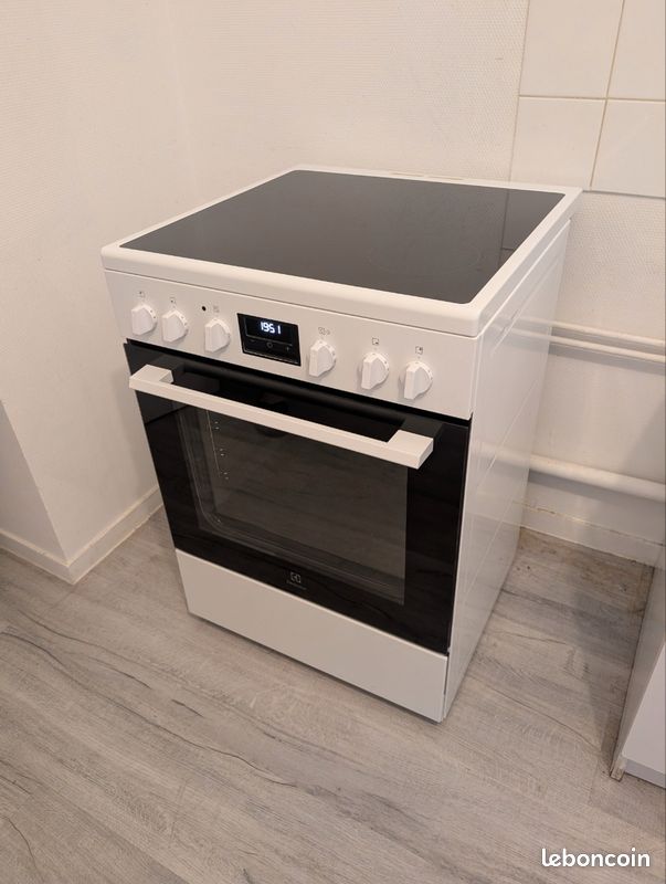 Cuisinière Electrolux – État neuf – Sous garantie (image 1)