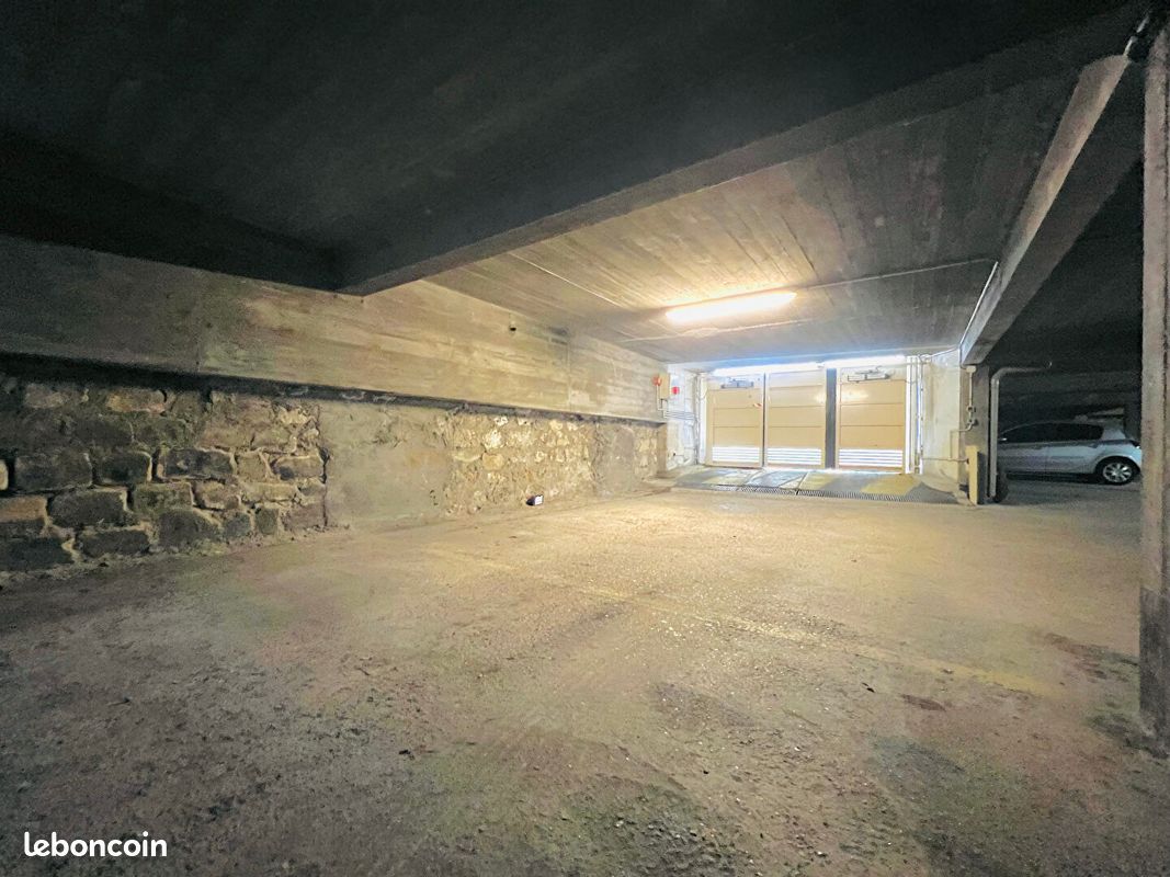 Parking 10 m² · à Paris · 10 m² · 100 €