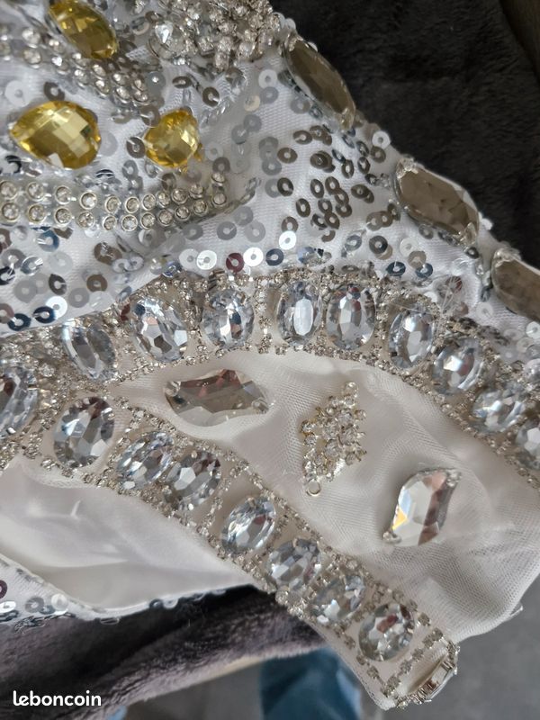 Magnifique robe de soirée pailletée argent avec des strass taille 38 neuf jamais porté dans son emballage d'origine (image 4)