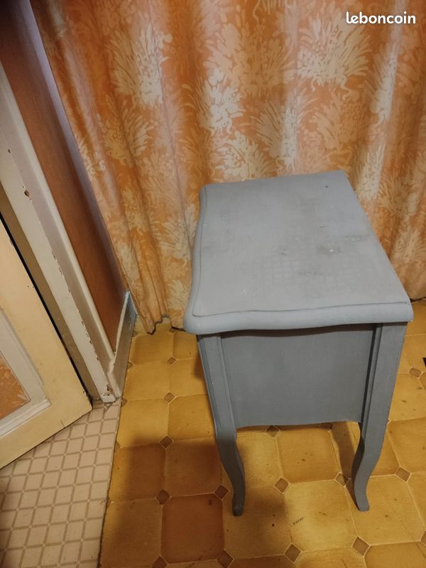 Table de chevet en bois gris (image 2)