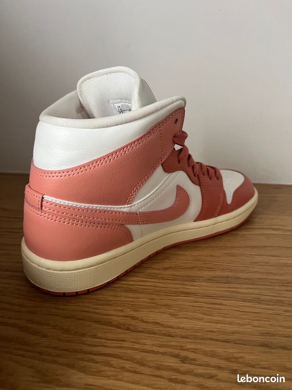 Baskets Streetwear Lifestyle WMNS Nike Air Jordan 1 Mid Madder Root Taille 7.5 38,5 Neuf (image 16)