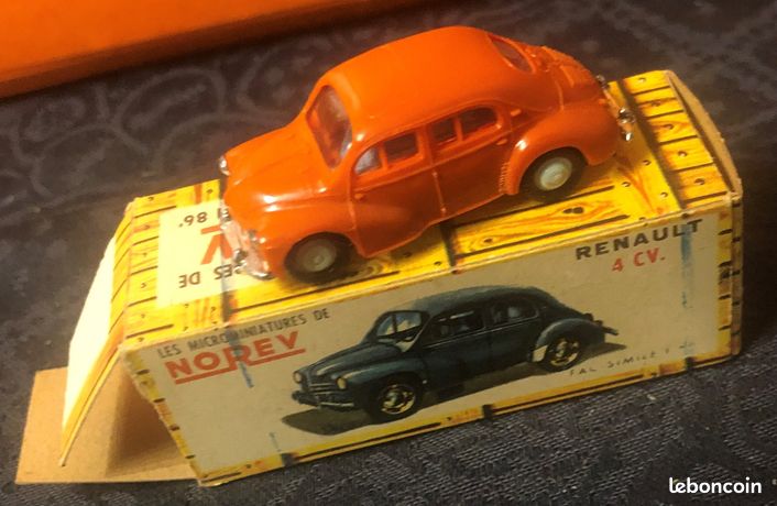 Microminiature de Norev Renault 4 CV échelle 1/86 - Collection