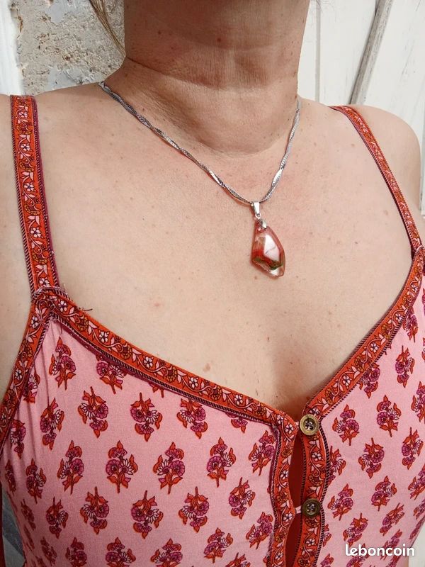 Collier pendentif en résine tranparent (image 2)