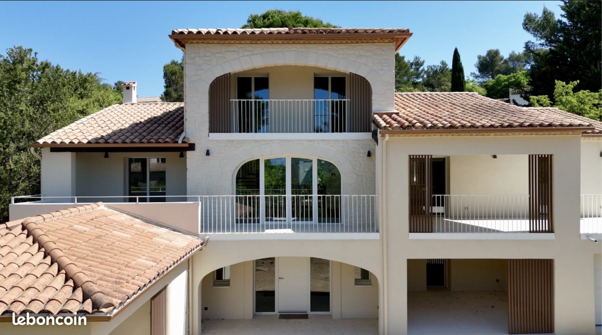 Maison 12 pièces 340 m² · à Saint-Clément-de-Rivière · 340 m² · 4 000 €
