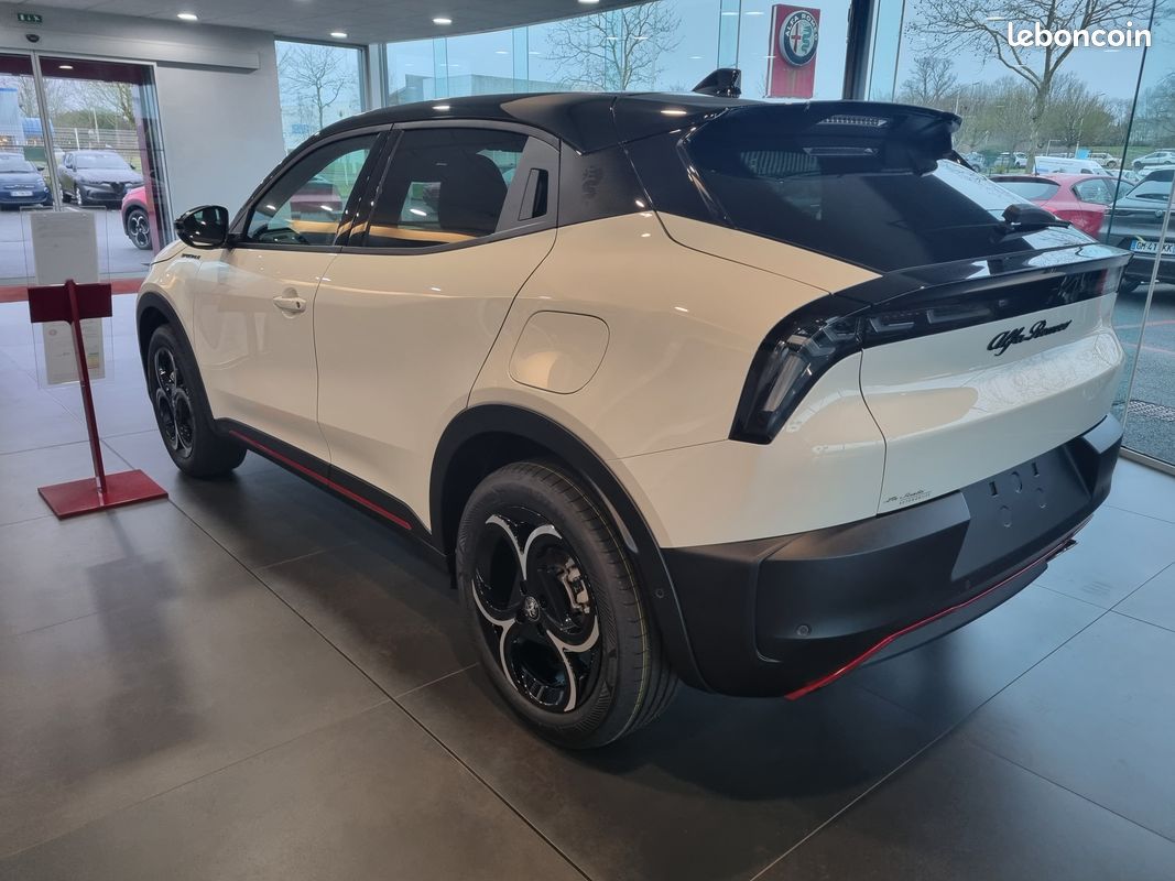 Alfa romeo junior ibrida speciale -pack techno speciale- 234 /MOIS (image 2)