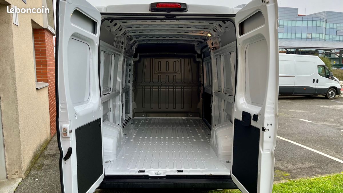 28 990 HT / CITROEN JUMPER 35 L3H2 2.2 140 cv bvm6 BLANC neuf / tva recuperable (image 4)