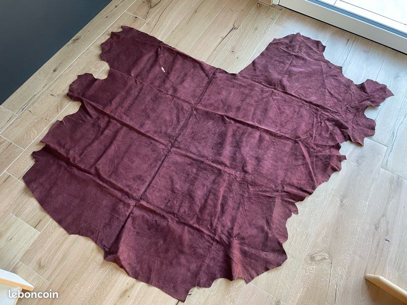Grand morceau de cuir suédine prune 120x130 (image 1)