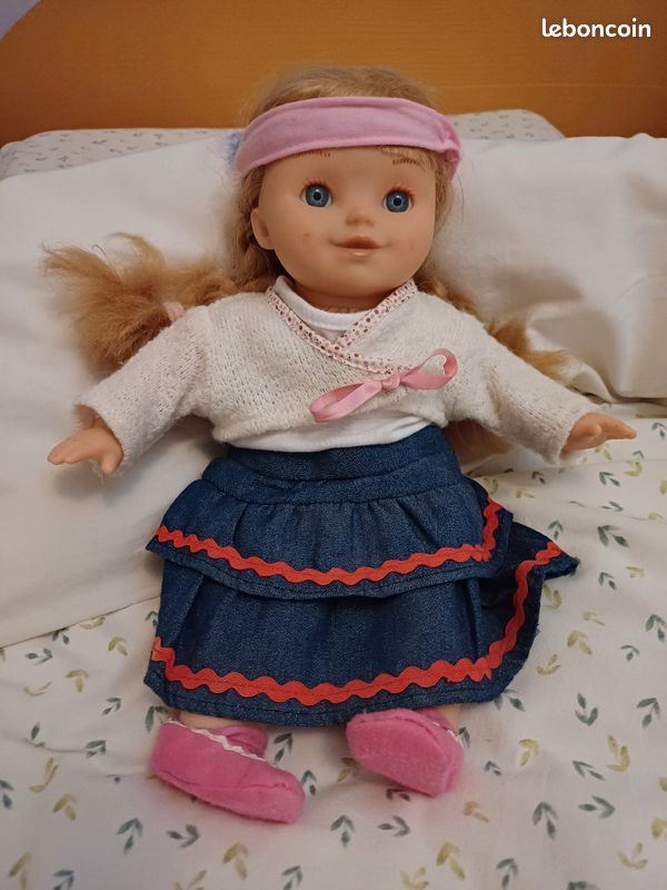 Poupée avec 10 vêtements (image 1)