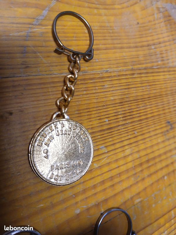 COLLECTION DE PORTE clef anciens vintage publicitaire plusieurs marques