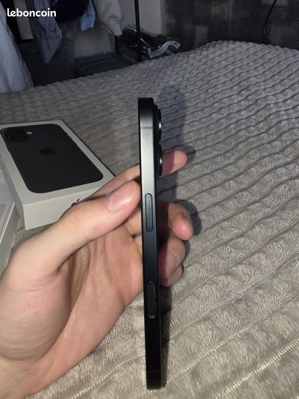 IPhone 16 noir mat 128Go (image 3)