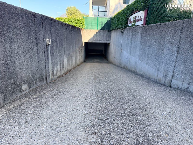 Garage / box à louer – cluses – quartier messy · 150 €/mois