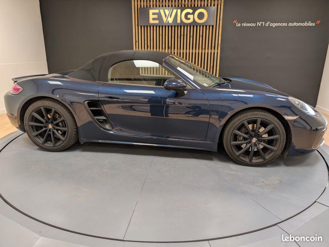 PORSCHE 718 BOXSTER 2.0 300 PDK - CAMERA DE RECUL + RADAR AVANT + SIEGES ET VOLANT CHAUFFANT + CLIM BI-ZONe (image 23)