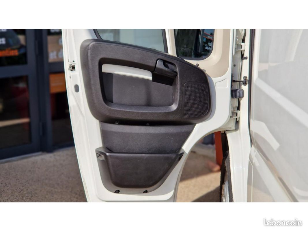 PEUGEOT BOXER Premium 333 L3H2 2.2 BlueHDi S&S - 140 (image 37)