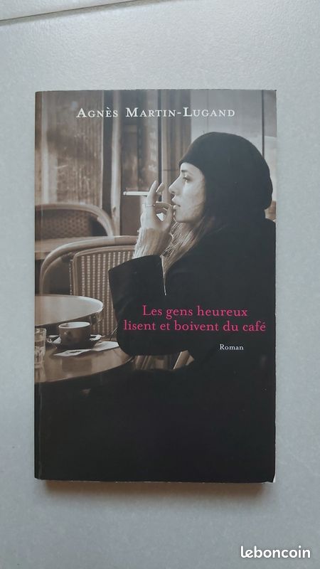 Les gens heureux lisent et boivent du café (image 1)