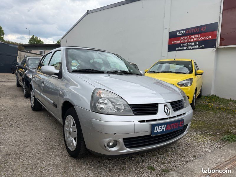 Renault Clio 1.2 Essence 75ch. Faible kilométrage – Climatisation/ Régulateur de vitesse, double des clés, roue de secours … Très bien entretenu, nombreuses factures. CT OK (image 1)
