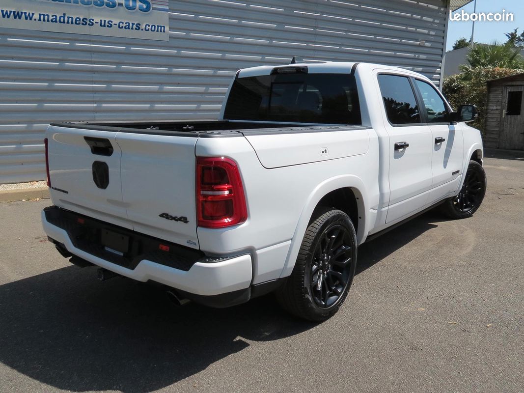 Dodge Ram 1500 Limited Night Edition 4x4 2025 (image 2)