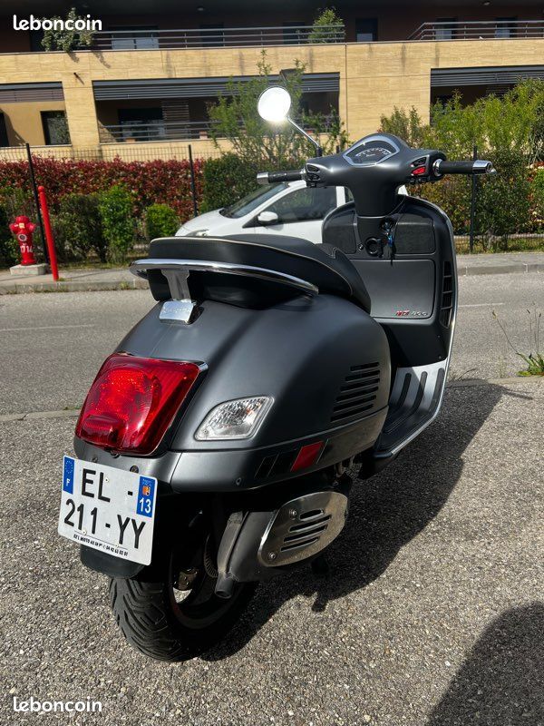 Vespa 300 GTS IE super sport Motos