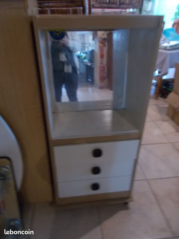 Meuble et miroir (image 1)