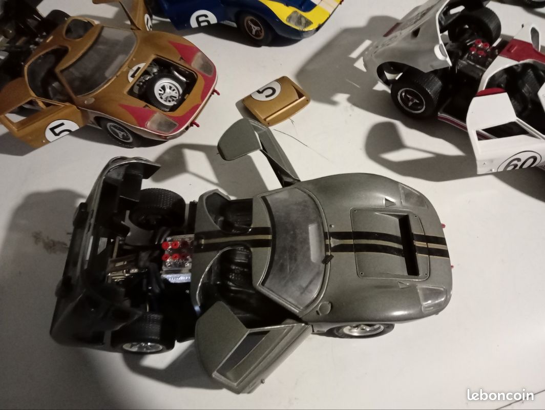 Ford GT 40 N.1 Universal Hobbi 1/18 de segunda mano por 110 EUR en Napoli en WALLAPOP