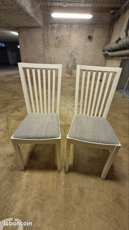 Chaise en bois blanc et tissu gris (image 1)