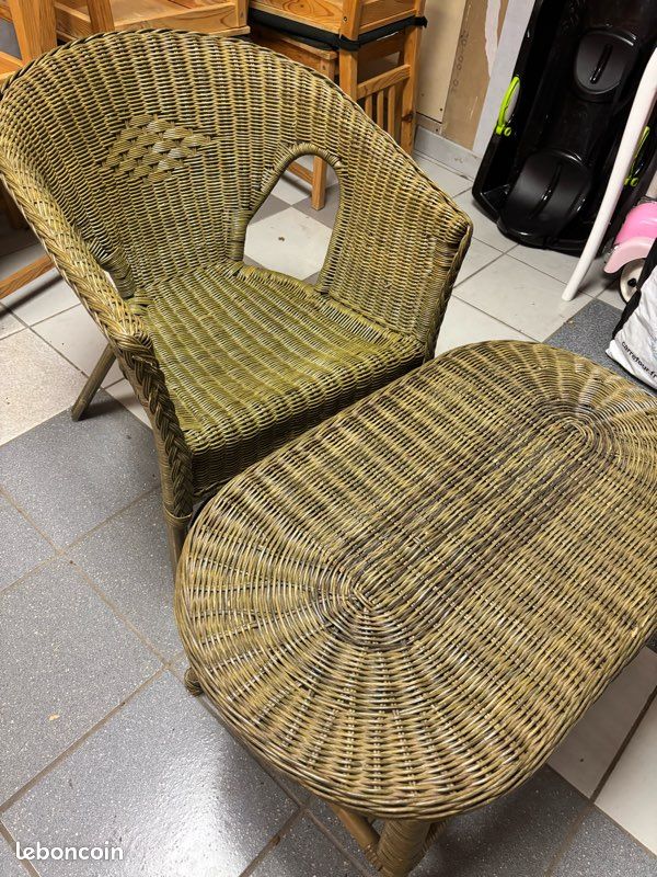 Fauteuil et table basse en rotin (image 1)