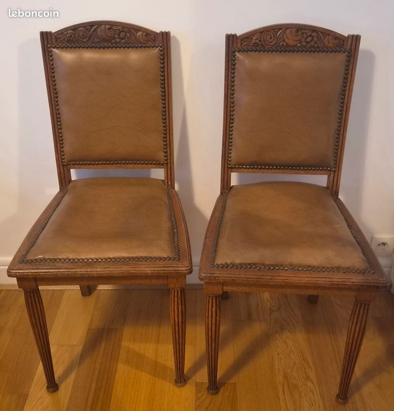 Paire de chaises anciennes en bois sculpté, cuir clouté, fabrication artisanale (image 1)