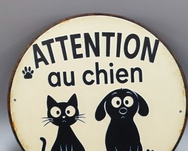 Plaque Humoristique Émaillée – ATTENTION Ce Chien Contribue (10x15 Cm)
