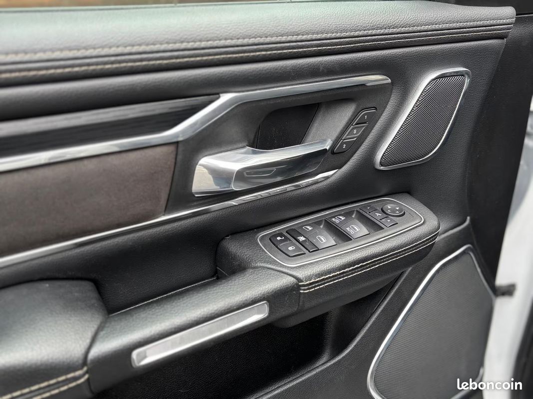 Dodge RAM 1500 Laramie Night Edition LPG 5.7 V8 HEMI 401 ch 4x4 – Écran 12” – Harman Kardon (image 14)