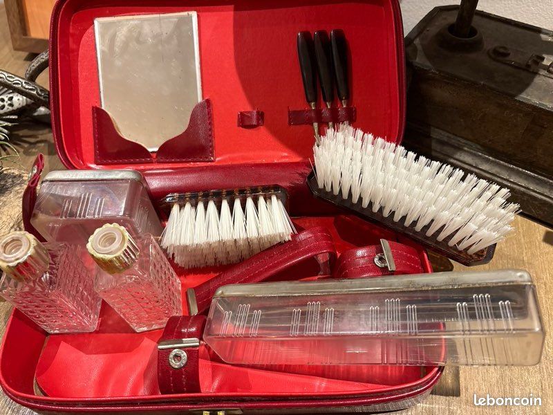 Trousse De Toilette De Voyage Vintage Années 70 – Rouge En Cuir – Avec Défauts Décrits