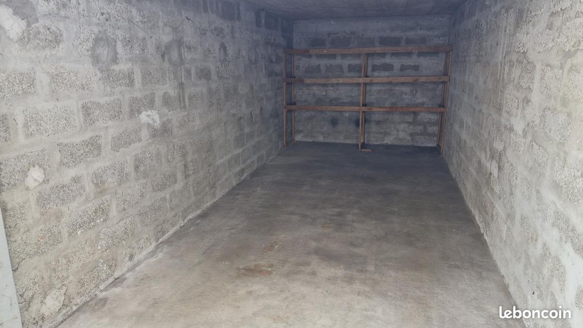 Parking 15 m² · à Vénissieux · 15 m² · 80 €/mois