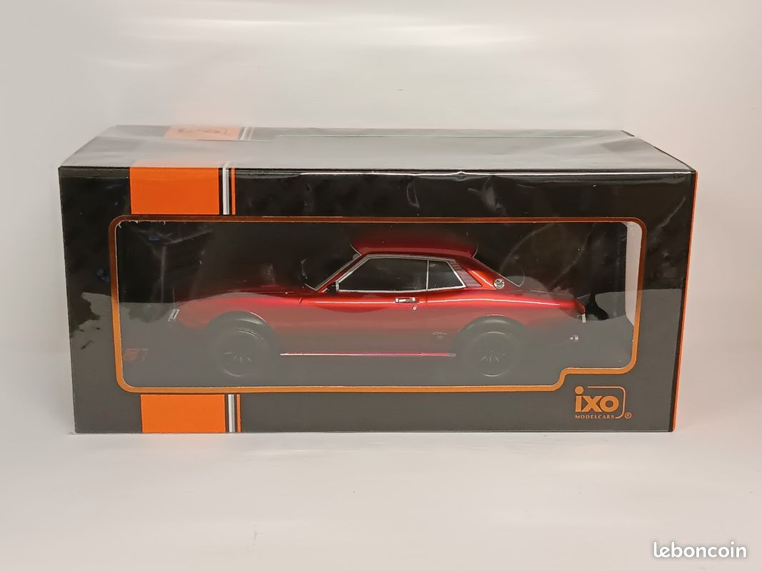 Toyota Celica 2000 GT 1977 – Ixo 1/18 – Rouge – Modèle Statique Neuf